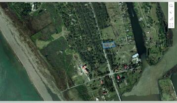 (Auto Translate!) Land for sale in Maltakva, Guria Street, with the construction permit, the river Kaparkachina arrives on one side and the Maltakvi sports complex, 500 meters from the sea, is located on the other side of the road.
