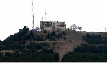 (Auto Translate!) Teleti is located about 10 minutes drive (10 km) from Tbilisi
In the elevated area and from the central building there is a panoramic view of Kumis
On the lake, in the mountains, the complex was founded in the 80s of last century and functioned as a ritual for 20 years.
The palace, the complex included: a ritual (wedding) hall, a restaurant, a conference hall, a cellar, a bar .....