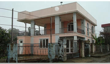 (Авто перевод!) Частный дом на продажу в центре Чакви, недалеко от реки, недалеко от моря.