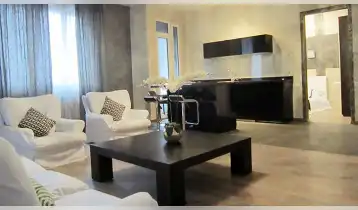 ქირავდება ბარნოვის 55 (ჯანაშიას  #30) ახალაშნებულ ელიტურ სახლში 2-ოთახიანი ევროდიზაინის ბინა (ფილარმონიასთან), ვენეციური კედლებით და ფრანგული აჭიმული ჭერით (შავ-თეთრ ფერებში), ბინაში არის იტალიიდან ჩამოტანილი ავეჯი და იტალიური ვალენტინოს სამზარეულო, ყველა ელექტრო-ტექნიკური მოწყობილობები, ცენტრალური გათბობა, აივნები ულამაზესი ხედით მამა დავითზე და ფულიკოლიორზე, კორპუს ყავს დაცვა.