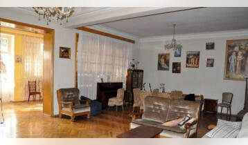 (Auto Translate!) The apartment is located on the 2nd floor (4 floors in total), there are 3 bedrooms, 2 living rooms, a loggia, a kitchen, 2 bathrooms, a pantry; 2 balconies. The apartment has central heating, has an iron door, parking for 2 cars.