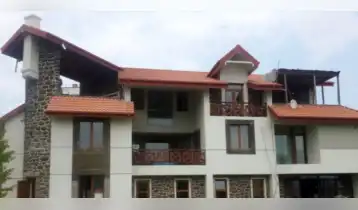 (Авто перевод!) Частный дом на продажу в сосновом бору Нуцубидзе, район из 17 человек, с общей охраной, всеми коммуникациями (дорога, электричество, газ, вода), экологией и уютом. 500 метров от здания Рустави 2.