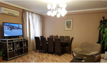(Auto Translate!) Freshly renovated, 5-room apartment with furniture and appliances, isolated kitchen.