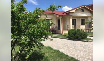 (Auto Translate!) Newly built, one-storey private house for rent. Living room with fireplace and 4 bedrooms. Has 2 bathrooms. 2 air conditioners, internal storage and basement, isolated large kitchen with dishwasher, living room and kitchen open to the back porch, two bedrooms have a balcony, the yard is paved with a green mall.