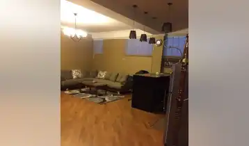 ქირავდება 96m2 არასტანდარტული ახალი აშენებული ახალი გარემონტებული ბინა. ფასი: 850$