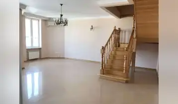 ქირავდება 230m2 ახალი აშენებული ბინა რემონტით. ფასი: 2500$