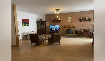 იყიდება 182m2 არასტანდარტული ახალი აშენებული ბინა რემონტით. ფასი: 418600$