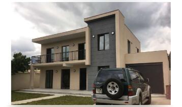 (Auto Translate!) Newly built, two-storey, well-furnished private house for rent in Digomi 7, with its yard and garage. 3 bathrooms, 4 bedrooms, 2 wardrobes, 1 laundry, built-in kitchen appliances.