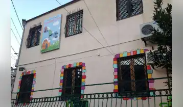(Auto Translate!) 3-storey house for rent, living space 280 m². On the first floor there is a 60 m² storage room and a 50 m² terrace. There are 4 bathrooms in the house, there are 6 air conditioners in the house. Currently, there is a kindergarten in the house, therefore the interior of the house meets the kindergarten standard. It is possible to rent the garden and the office. The house is equipped with a 2-ton water tank. There is also a phone.