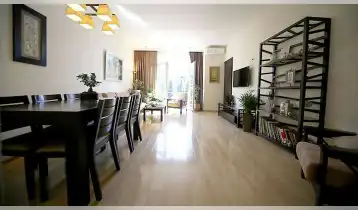 (Auto Translate!) For sale in one of the most prestigious places in Vera, on the 3rd floor of the stained glass corner 3-room Barnov near the 53rd school, on the 7th (last) floor. Sunny, bright apartment. With beautiful views of Mtatsminda and Pichvnari.
1 living room, 2 bedrooms, isolated kitchen, 2 bathrooms. Built firmly into the new building. With new, high quality repairs. With furniture, appliances. Every room has an exit to the balcony. The roof of the apartment is 165 sq.m. A flat roof where in the long run it is possible to make a green terrace "Rooftop Terrace".