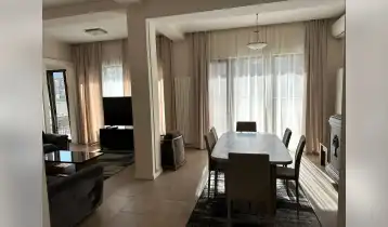 ქირავდება 4 ოთახიანი ბინა მეტრა პარკში.