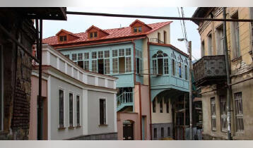 (Авто перевод!) Продается двухуровневая квартира в новом четырехэтажном доме в старом Тбилиси. Площадь квартиры составляет 90 м2, (третий и четвертый этаж). Квартира очень светлая и идеальная с видом на старый Тбилиси.