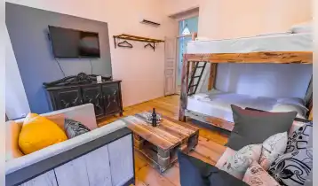 იყიდება 68m2 არასტანდარტული ძველი აშენებული ბინა ახალი რემონტით. ფასი: 230000$