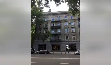 იყიდება ბინა თბილისის ყველაზე პრესტიჟულ ადგილას, რუსთაველის გამზირზე # 50-ში მეცნიერებათა აკადემიის გვერდით, მე-4 სართული, მაღაზია „გარდერობის“ თავზე. ბინა არის იზოლირებული, კუთხის, არასტანდარტული პროეკტის. ბინა არის 4 ოთახიანი და გააჩნია აივანი. საერთო ფართია 120 კვ.მ. რომლის გამოყენება შეიძლება კომერციული მიზნებისთვისაც, მაგ. სასტუმრო, ჰოსტელი და ა. შ. 