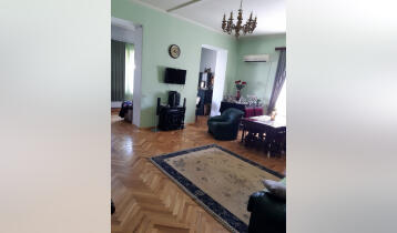 (Auto Translate!) Renovated apartment of 150 sq.m. on the 3rd floor of a 3-storey house on Lermontov street in Sololaki for sale. With 2 bathrooms, central heating, operating fireplace, all rooms have air conditioning. The apartment has a basement of 20 sq.m. and parking in the yard.