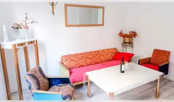 ქირავდება 78m2 ძველი აშენებული ბინა ახალი რემონტით. ფასი: 1000$