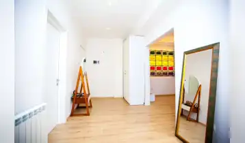 {{ gallery.alt }}