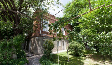 (Auto Translate!) Private house for sale in Vake, Al. On Abasheli Street (400 meters from I. Abashidze Street). 820 sq.m. land / planted yard, 230 sq / m 2-storey brick house. There are two parking spaces in the yard. In the backyard is a 40-square-foot warehouse.