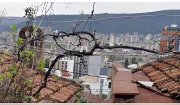 (Auto Translate!) For the price of a plot of land! With a view of the whole Tbilisi. 300 meters to the nearest metro. The quietest district. Fruit yard.