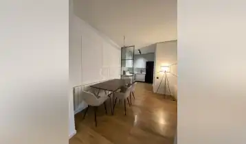 იყიდება  ახალი გარემონტებული 3ოთახიანი ბინა ვაკეში, ჟვანიას ქუჩაზე. მე3 სართული, 80 კვადრატი .პროექტის მიხედვით ასევე შესაძლებელია 40 კვადრატი ვერანდის მიშენება.  ბინაში არის ორი საძინებელი, მისაღები, გამოყოფილი სამზარეულო, აბაზანა, აივანი.  თანამედროვე ტექნიკა (სარეცხის მანქანა, ჭურჭლის სარეცხი მანქანა, გაზქურა, ღუმელი, მაცივარი, ცენტრალური გათბობა, ტელევიზორი, კონდინციონერი).   