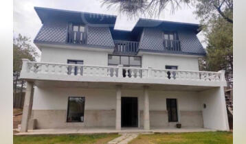 (Auto Translate!) House for rent in Kaklebi, can be used as both a residence and an office. 3 floors, 200 sq.m. per floor. 3 large verandas, 4 balconies, 7 bathrooms. The house stands in a protected area in the Christmas tree.