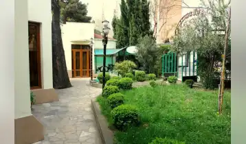 ქირავდება კომერციული ფართი ქეთევან წამებულის გამზირზე. ამჟამად, ობიექში არის 10 სამზარეულო, სასადილო სივრცე, საწყობი და გარდერობი. 1.5 წლის წინ გაკეთებული კაპიტალური რემონტი. ინვენტარი არ რჩება, მაგრამ სურვილის შემთხვევაში დამქირავებელს შეუძლია შეიძინოს შეღავათიან ფასად ამჟამინდელი დამქირავებლისგან. ასევე, შესაძლებელია ტიხების მოხსნა და უნივერსალური ფართის მიღება.