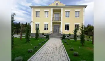 პრესტიჟულ უბანში დიღომი 8 , ქირავდება ხანგრძლივი ვადით ახალაშენებული უცხოვრებელი, ახალგარემონტებული სახლი, კეთილმოწყობილი ეზოთი, აუზით , სპორტული მოედნით, ბარბექიუ ზონით, გადახურული ავტოსადგომით სამ ავტომანქანაზე, დაცვის და ვიდეო სისტემით. 