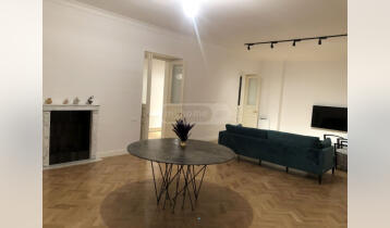 (Auto Translate!) The apartment is newly renovated, uninhabited, in a prestigious building, with oak parquet, Italian furniture, wooden shutters and shutters.