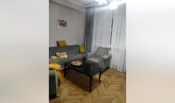 (Auto Translate!) 3-room, large loggia, non-standard, corner apartment for sale. All rooms have individual entrance and window. It is a high first floor and has an entrance both from the hall and from the yard. There is a bright, clean, renovated apartment. It has a balcony and a garage.