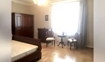 იყიდება 236m2 არასტანდარტული ძველი აშენებული ბინა ძველი რემონტით. ფასი: 345000$
