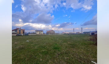 (Авто перевод!) Продается земельный участок в Цавкисе, в лучшем месте в жилом районе, с видом на Тбилиси. Участок находится в населенном пункте и все коммуникации выходят на сторону.