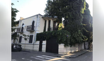 (Auto Translate!) 2-storey well-furnished private house for sale, bright and cozy. The house has a green yard. The house is located at the intersection of Marjanishvili and Chubinashvili.