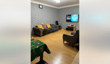 (Auto Translate!) The apartment is on the first floor and has two basements. One is 30 square meters with an independent entrance, and the other is 15 square meters.