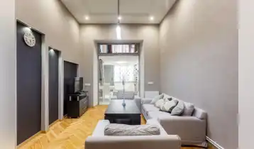 ქირავდება 80m2 არასტანდარტული ძველი აშენებული ბინა რემონტით. ფასი: 800$