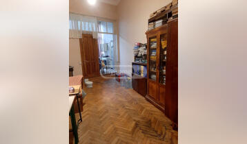 (Auto Translate!) Apartment for sale in Sololak, on the third floor in a historical house. The ceiling is 3.9 m. It is possible to own an attic and build it with a suitable project or make mezzanines. It takes 5 minutes to walk from the metro station.