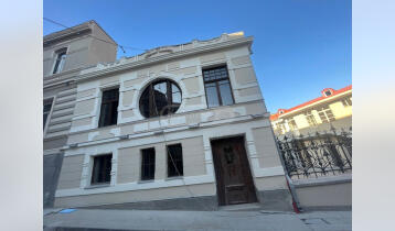 (Auto Translate!) For sale urgently, at a price lower than the market value... in the historical part of Tbilisi, in Sololak, in the tourist area, 5 minutes from the Freedom Metro. On foot, near Gudiashvili square, individual entrance from the hall. 160 sq. M. with 2 bathrooms. (+basement).
