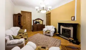 For Rent 130m2 Nonstandard Old Building Flat Renovated. Price: 1100$