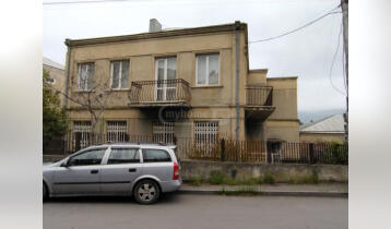 (Auto Translate!) Half of a 3-storey house for sale, 7 minutes' walk from Delis metro station (the 3rd floor is 200 sq.m. and half of the first floor is 90 sq.m.). The house has a good location, it borders the street on two sides. III floor: large living room (36 sq.m.), kitchen + dining room (22 sq.m.), 4 bedrooms (23 sq.m., 18 sq.m., 15 sq.m., 15 sq.m.), office 15 sq.m. .sq with a built-in library, two bathrooms and 3 large balconies. First floor: large cellar, cellar, 2 milking points. Yard with fruit trees + garage.