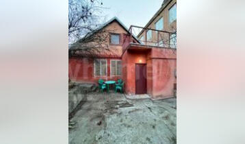 (Auto Translate!) At the end of Al. Chavchavadze Street, 287 sq.m. M. A cozy plot with a house of 170 sq.m. At this stage, the access to the plot is only by foot/stairs, although it is possible to make a car access and fence.