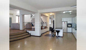 (Авто перевод!) Срочно продается отремонтированный дом в Дигоми 7. с мебелью и техникой, площадь двора 1000 кв.м.