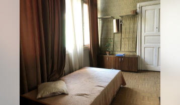 For Sale 64m2 Italian Yard Old Building Flat Old renovated. Price: 110000$