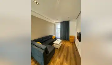 ქირავდება 80m2 არასტანდარტული ახალი აშენებული ბინა ახალი რემონტით. ფასი: 1500$