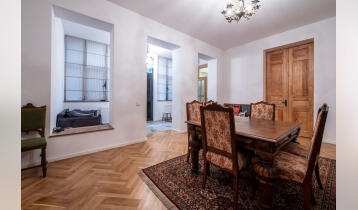 (Auto Translate!) A non-standard apartment with furniture on the 1st floor of a 2-storey house is for sale. Renovated in 2018. The equipment is also updated. There is an oak parquet floor and it is sold with antique furniture.