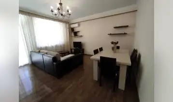 იყიდება, ნათელი, მყუდრო ბინა, რემონტით, ყველანაირი ავეჯით  საძინებლის სრული კომპლექტი, კარადა შემოსასვლელში, სამზარეულოს სრული სივრცე, მაგიდა/სკამები, გასაშლელი დივანი დასავარძელი, ტექნიკით  სმარტ ტელევიზორი, კონდიციონერი, ბოშის სარეცხის მანქანა, ელექტრო ცოცხი, სამზარეულოს შესაბამისი ელექტრო აღჭურვილობა  მაცივარი, მიკრო ტალღური ღუმელი, საცხობი ღუმელი, გამწოვი, გაზქურა. ბინაში არის ცენტრალური გათბობა, ცხელი/ცივი წყალი, გაზი, ინტერნეტი, ტელევიზიის ორი წყარო, უსაფრთხოების მიზნით ცენტრალურ კარზე დამონტაჟებულია ელექტრონულ საკეტი/პულტი. კორპუსი აღჭურვილია ვიდეოსათვალთვალო კამერებით, სადარბაზო იკეტება. ბინა მდებარეობს მრგვალი ბაღიდან ფეხით 5/7 წუთის გზაზე. 