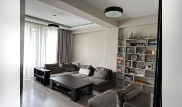 (Auto Translate!) The apartment is located near the subway and Beijing Avenue, as well as the Central Park. On the first floor of the building there are retail shops and all types of household services available.