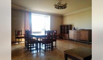(Auto Translate!) A bright, sunny corner apartment on the 3rd plateau of Nutsubidze is for sale. with old repairs. With a good view and in an ecologically clean environment.