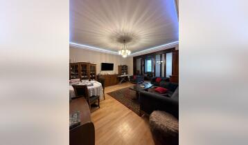 (Auto Translate!) 3-room apartment for sale. 110 square meters. The apartment is spacious, with balconies on both sides. The apartment has 2 cellars and one storage room in the hallway. Also private parking.