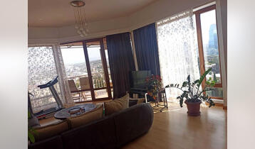 (Авто перевод!) Продается 4-комнатная квартира с лучшим видом на Тбилиси, солнечная, с балконом на две стороны.