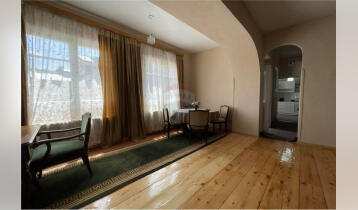(Auto Translate!) 140 sq.m. 5-room isolated retro-style apartment for sale in Mtatsminda district, in the most touristic area in the city center, with views of Old Tbilisi. The apartment occupies the entire second floor, with an isolated entrance (not an Italian courtyard). It has 3 bedrooms, a large living room with fireplace and 2 balconies. The apartment is ideal for commercial activities. It has the prospect of construction and it is also possible to arrange a family-type hotel or hostel. It is equipped with all kinds of furniture and appliances, including central heating and 2 air conditioners.