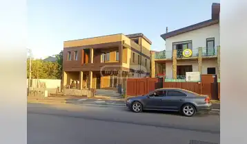 (Auto Translate!) Newly built 2-storey private house for sale, in Vaki district, near Lisi lake. In the best place on Painters' Street. The best quality materials are used in the construction. On the first floor, spaces are separated by partitions: living room, kitchen, bedroom, bathroom, storage/technical room. On the second floor, separated by partitions: 4 bedrooms (one with its own balcony and a large wardrobe, where it is also possible to make a master bedroom), common bathroom, wardrobe room, 2 balconies (back and front). The roof is bordered by a high parapet, where a large veranda opens, also on the roof floor, next to the stairwell, there is one large room that can be used as a storage room and for other purposes, as desired. The condition of the house: metal-plastic doors and windows, iron doors, plastered with plaster, electricity, sewerage, water, heating pipes are installed. For thermal insulation, the house and the bottom of the veranda are wrapped with 5 cm XPS.